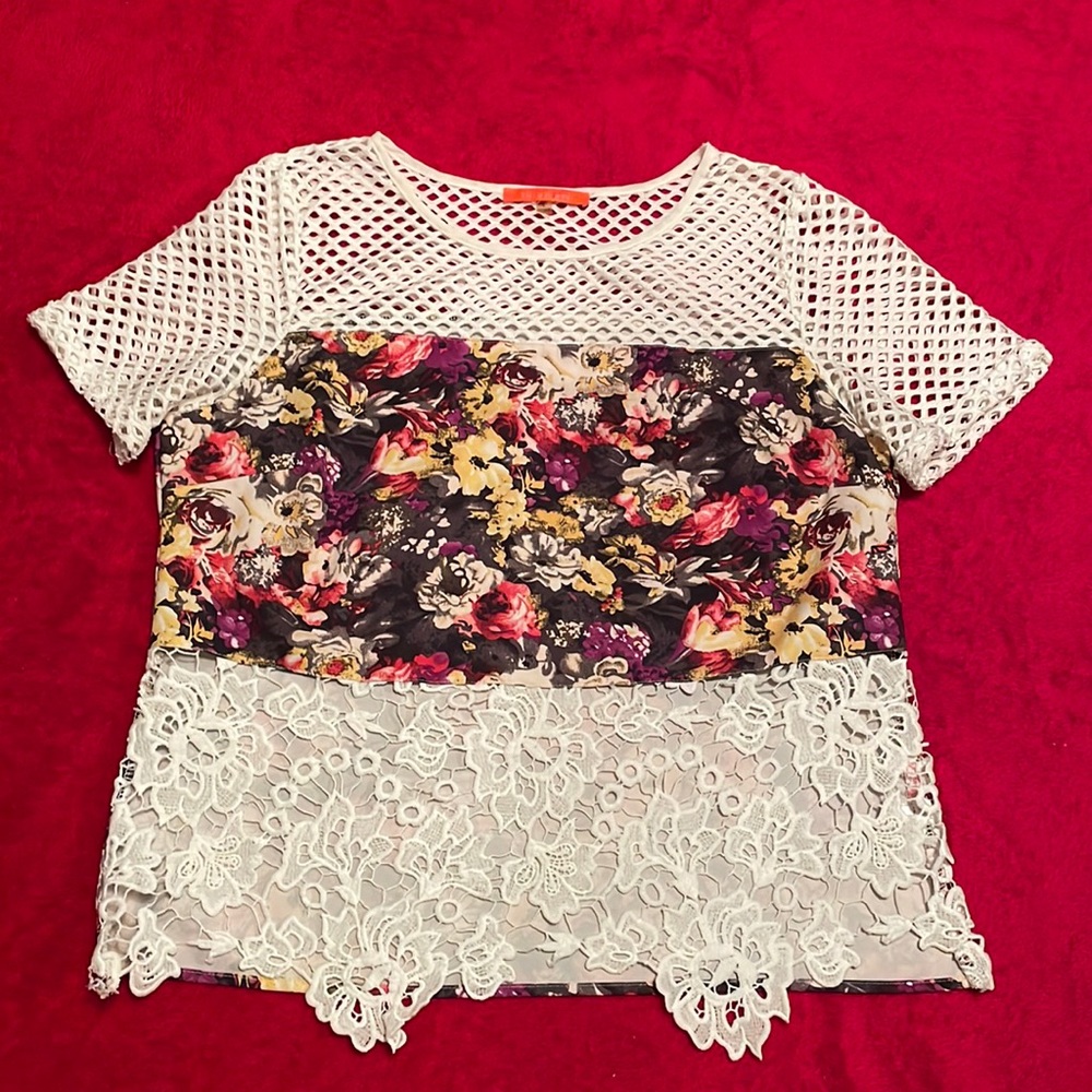 Lulumari shirt size Large floral with white